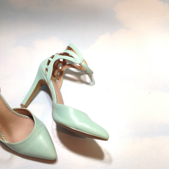 Restricted Ankle Straps Heels - Picture 2 of 12